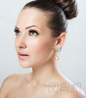 一個(gè)美麗的女人的美麗的臉和干凈臉上的皮膚的特寫肖像