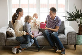 接受礼物在父亲天概念, 家庭孩子 congratula