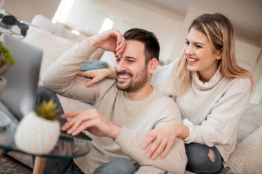 年輕夫婦在筆記本電腦上觀看有趣的視頻