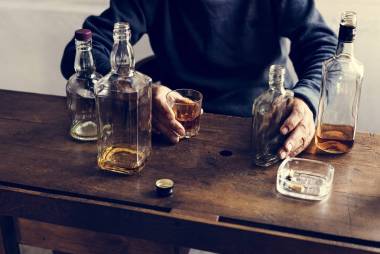 特写手与威士忌玻璃酒精上瘾坏习惯