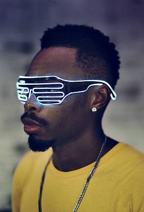 一个男人在城市的时尚拍摄图片