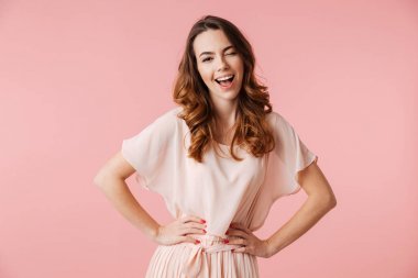 一個(gè)開朗的年輕女孩的肖像在禮服