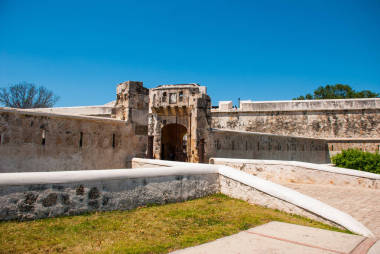 旧金山 de 坎佩切, 墨西哥: 老堡垒墙壁和入口对历史中心。陆地门太阳门