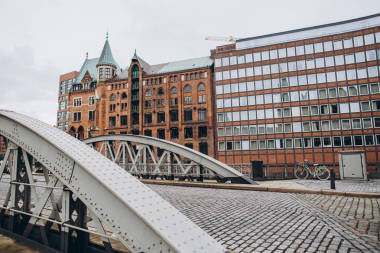 城市場面與橋梁和大廈在老倉庫城市區(qū)在漢堡, 德國