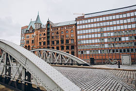 城市场面与桥梁和大厦在老仓库城市区在汉堡, 德国