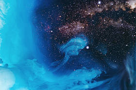 全帧图像混合绿松石, 蓝色和黑色油漆溅在水中与宇宙背景