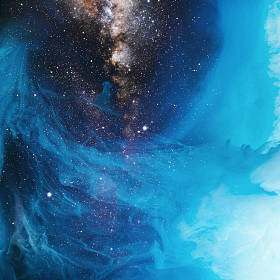 全帧图像混合蓝色和黑色油漆溅在水中的宇宙背景