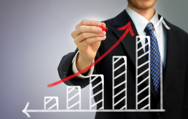 商人绘制一个不断上升的箭头