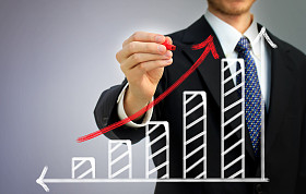 商人绘制一个不断上升的箭头