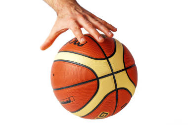 在白色背景上伸手去打篮球图片