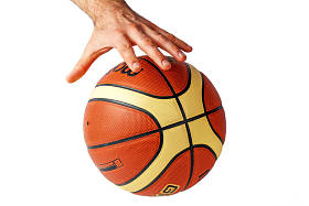 在白色背景上伸手去打篮球图片