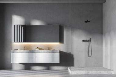 帶淋浴的雙水槽灰色浴室