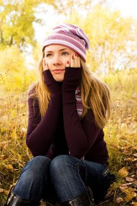 孤独的漂亮女孩图片