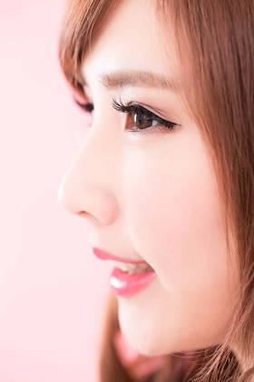 美丽的女人用睫毛特写图片