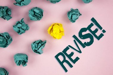 Word 文字修改激勵(lì)呼叫。業(yè)務(wù)概念, 以重新考慮的東西, 以改善它寫在純粉紅色背景皺巴巴的紙球旁邊的