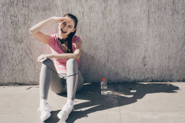 快樂的女孩休息后, 一個困難的戶外運(yùn)動, 獲得力量, 飲水