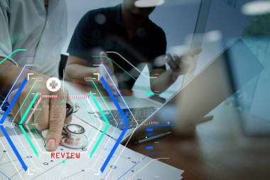 醫(yī)生與中藥數(shù)字平板電腦和筆記本計算機工作