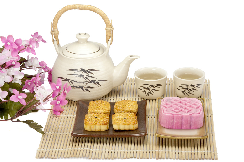 月亮蛋糕两个大小与茶