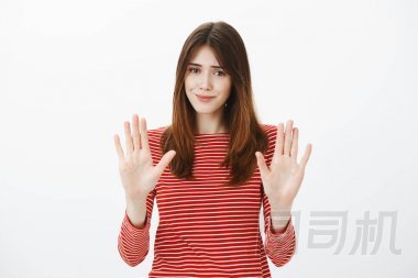 夠了, 謝謝。不舒服的漂亮黑發(fā)的肖像, 舉起手掌在沒(méi)有或停止的姿態(tài), 微笑笨拙, 想謝絕提供禮貌, 感到不安和緊張