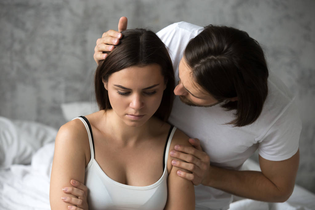 爱的男人道歉怨恨的女人感到生气生闷气