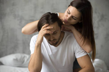 年輕女子擁抱心煩得罪了男人道歉, 要
