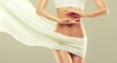 完美的苗條身材年輕的女孩的身體。體育、 健身或整形外科和審美美容的示例