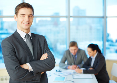 雙臂交叉的領(lǐng)袖形象