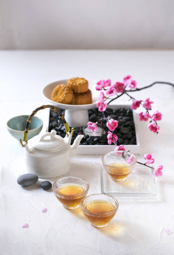 下午中国茶与小吃在白色桌顶