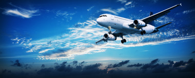 在落日的天空中飞行喷气机