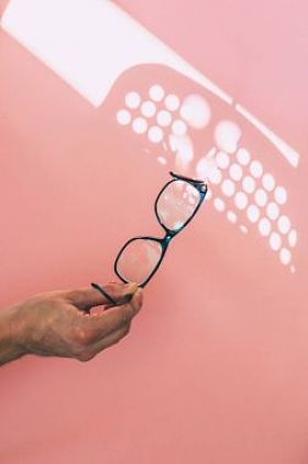 太阳的光线通过粉红色墙上的玻璃反射出来。最小和超现实主义的创意概念。时尚灵感