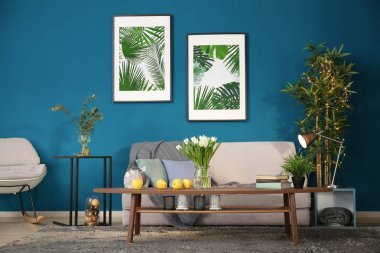 典雅的客廳內(nèi)飾和舒適的沙發(fā)和桌子