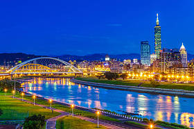 台北市在河边的夜景