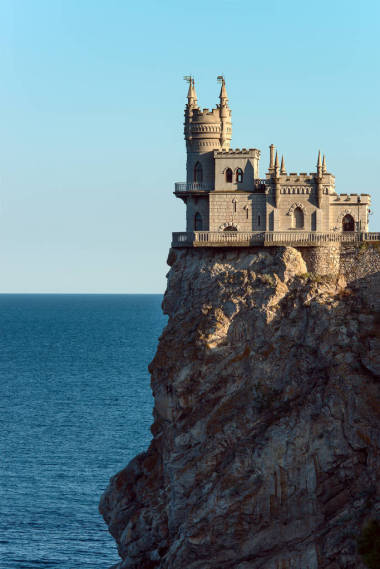 “燕子筑巢”城堡在克里米亚半岛，垂直照片