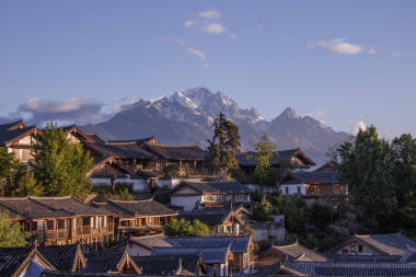 藍天傳統(tǒng)復(fù)古老納西族家玉龍雪山 i