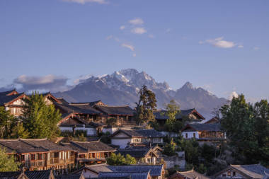藍(lán)天傳統(tǒng)復(fù)古老納西族家玉龍雪山 i