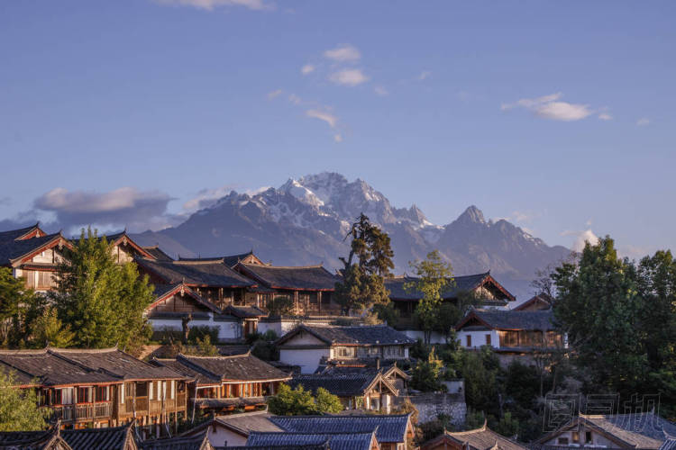 藍(lán)天傳統(tǒng)復(fù)古老納西族家玉龍雪山 i