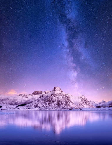 山脊和倒影在湖中。自然風(fēng)景在挪