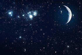 背景夜空的星星和月亮。这幅图像由美国国家航空航天局提供的元素