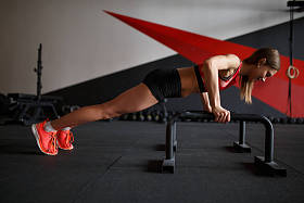 形象侧的年轻女子做横向俯卧撑