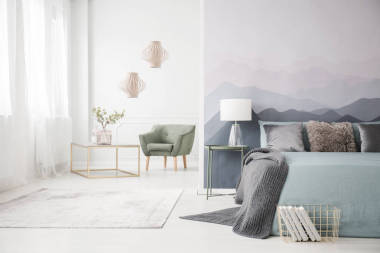 扶手椅在露天空间内部图片