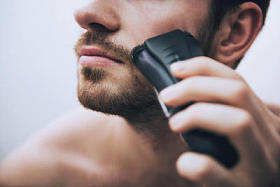 早晨, 男人在浴室里用电动剃须刀剃他的脸