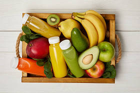 木盒水果和排毒果汁的顶部视图