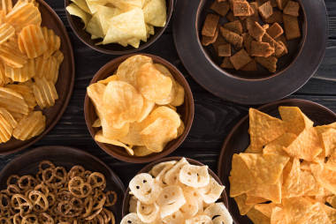 木桌上各种垃圾食品和小吃的顶级视图