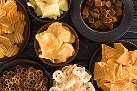 木桌上各种垃圾食品和小吃的顶级视图