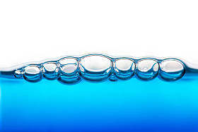 白色背景下清澈蓝水中氧气气泡的近