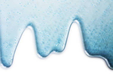 白色背景下清澈藍(lán)水中氧氣氣泡的近