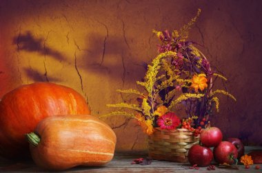 秋天寂靜的生活在黑暗的背景上