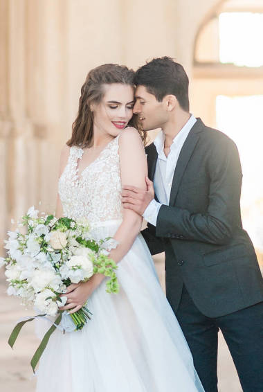 美麗婚紗情侶新娘和新郎在婚禮當(dāng)天在室內(nèi)，古老的教堂。幸福的婚姻夫婦在室內(nèi)，柔和的陽(yáng)光燦爛燈光。愛著的男人和女人在婚姻的一天