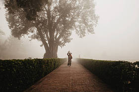 孤独的人类剪影在雾中