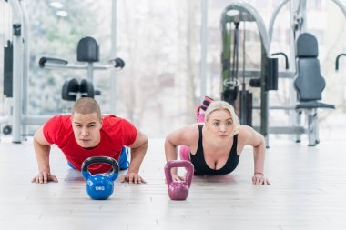 体育、 健身、 举重和培训理念-群有壶铃在健身房锻炼身体的人